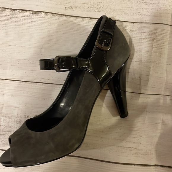 EUC Franco Sarto vintage gray suede and black patent heels​​​​ - Picture 5 of 6